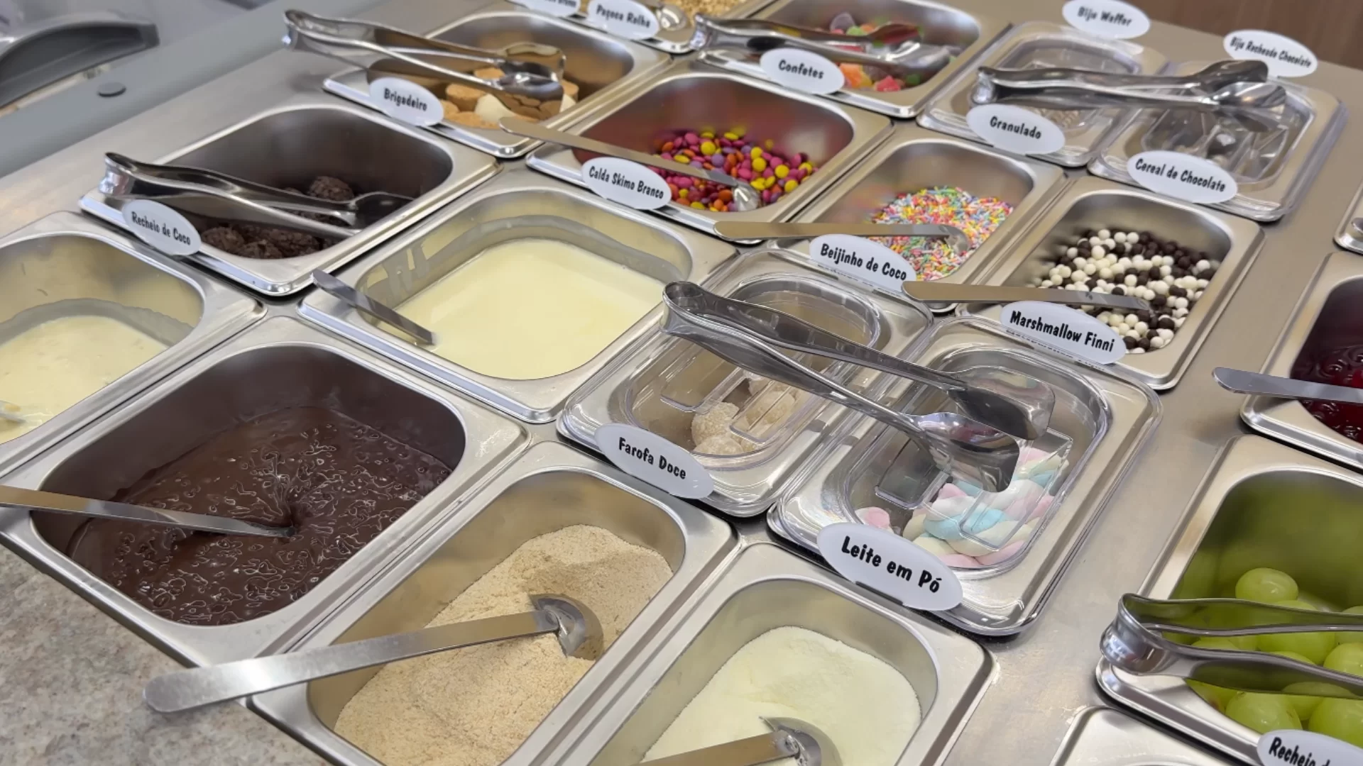 Balcão de sorvetes com diversas opções de caldas e sabores