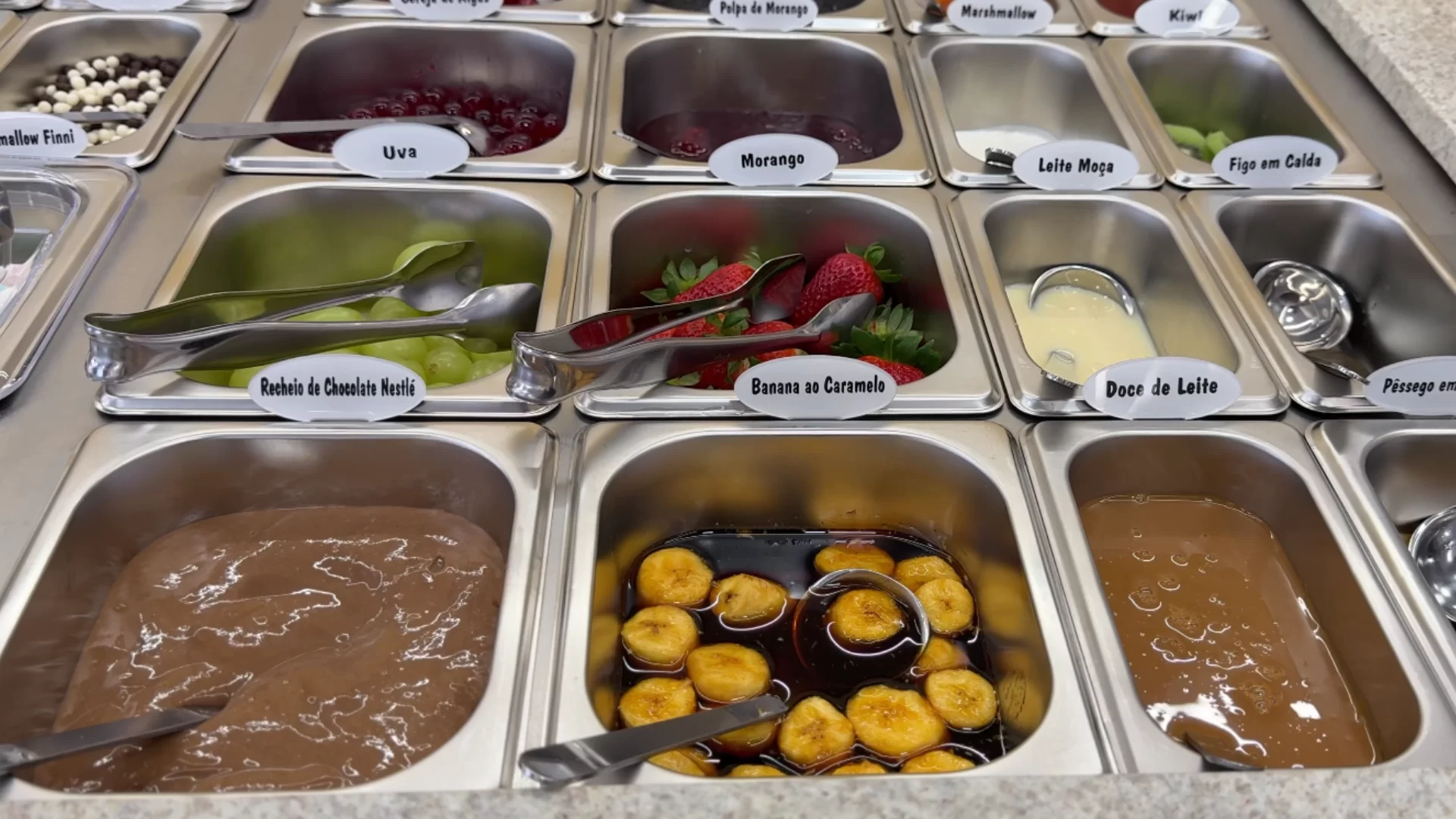 Balcão com sabores, frutas e coberturas