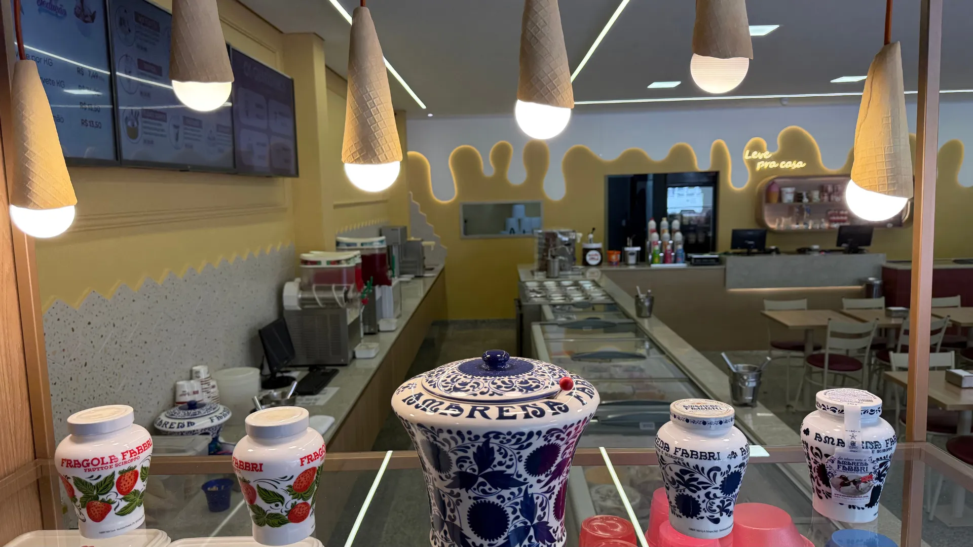 Interior moderno e iluminado da Sedução Sorvetes